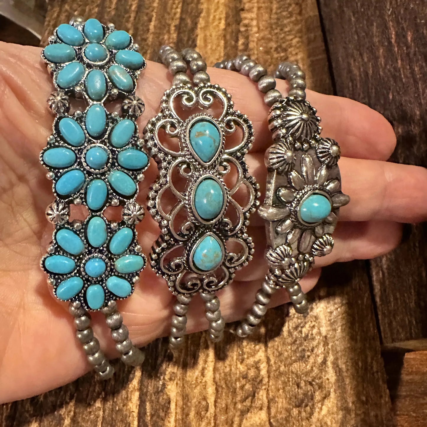 BohoChic Turquoise Flower Bracelet: Stretch & Stylish - Silver Elegant