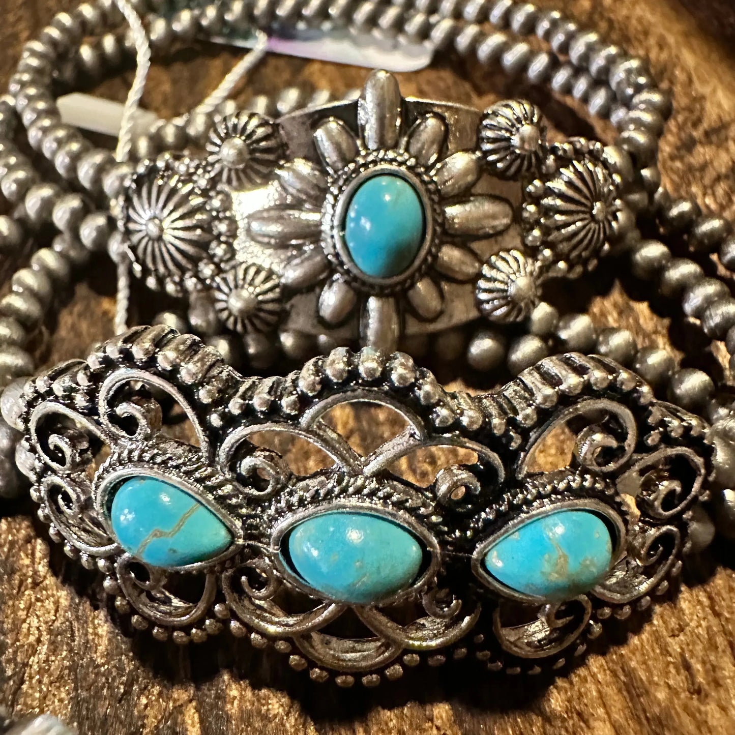 BohoChic Turquoise Flower Bracelet: Stretch & Stylish - Silver Elegant