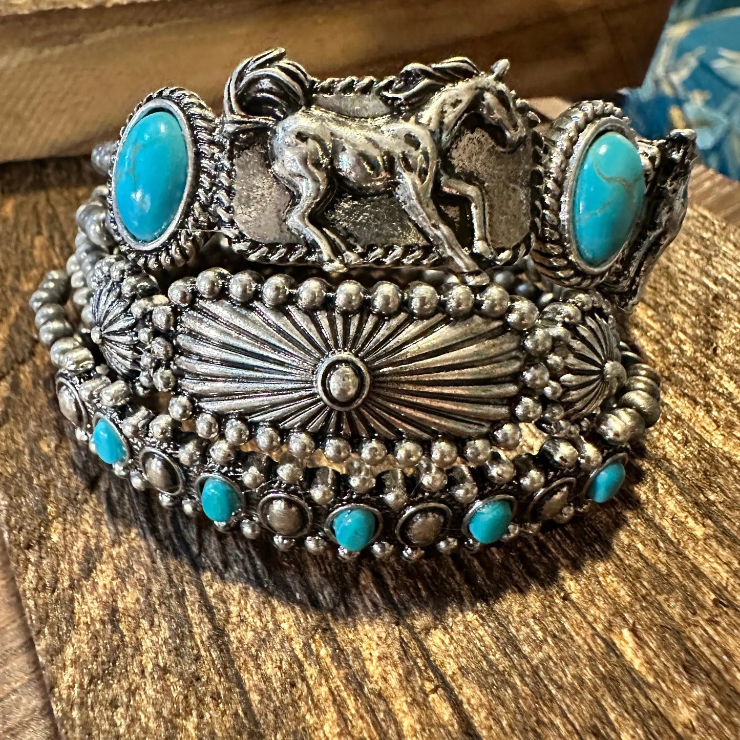 BohoCraft Turquoise Navajo Bracelet: Chic Cowgirl Charm - Silver Elegant