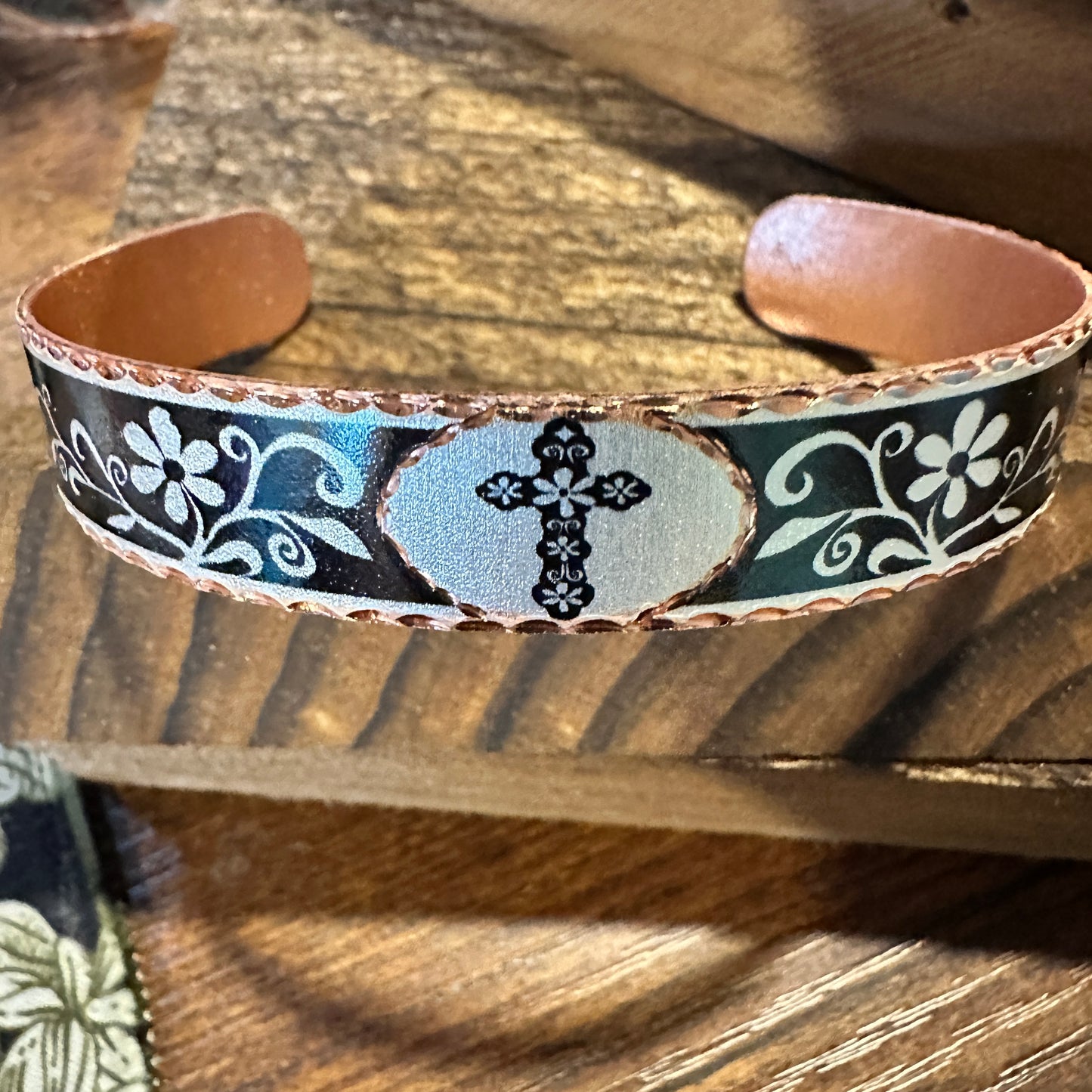 Handmade Boho Copper Narrow Cuff Bracelet, Diamond Cut Cross Native Design, Gift Box - Silver Elegant