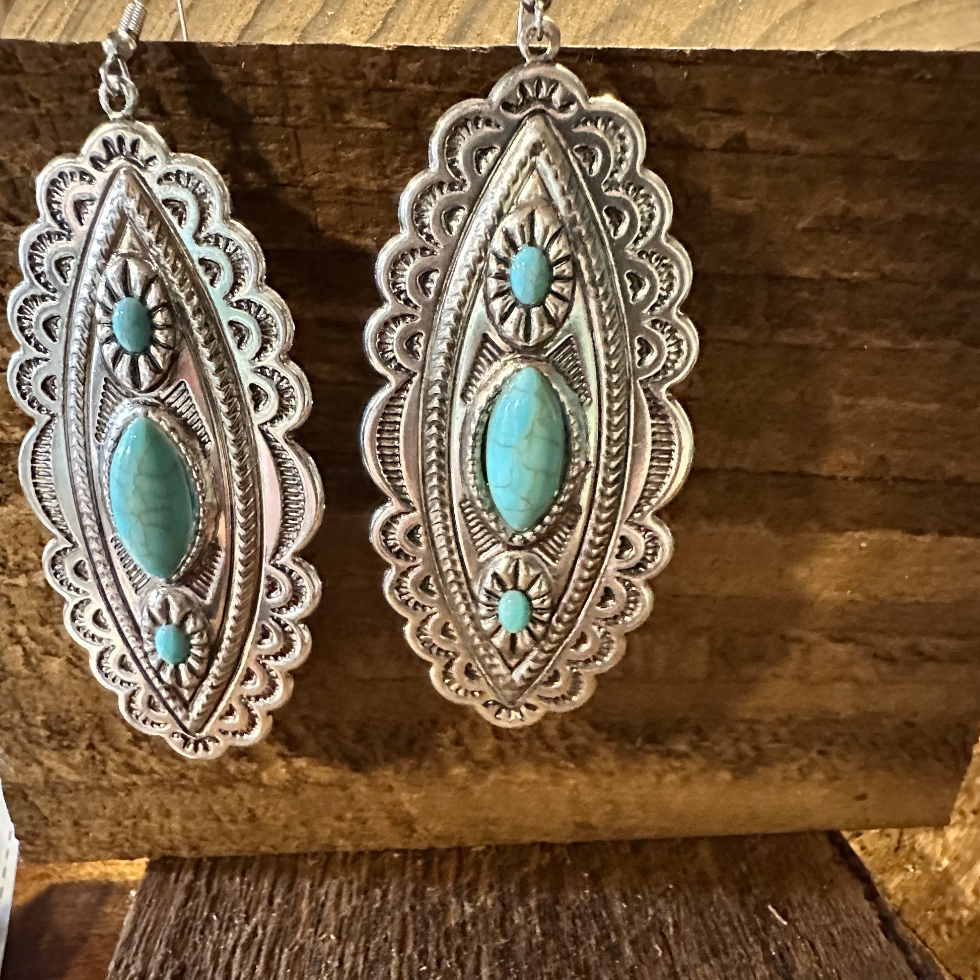 Boho Hippie Vintage Conch Cowgirl Oval Wire Earrings, Silver Plated Turquoise, Gift Box - Silver Elegant