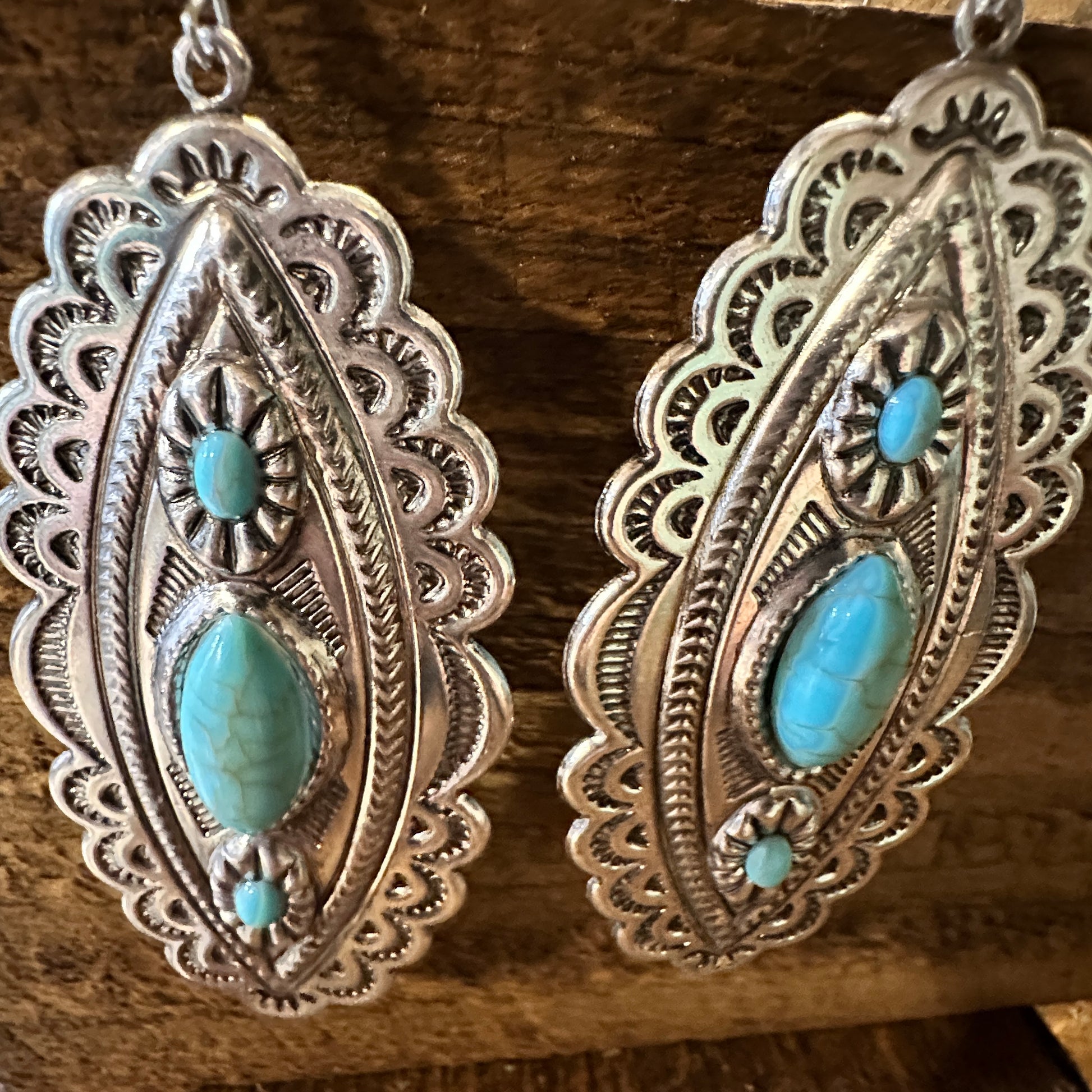 Boho Hippie Vintage Conch Cowgirl Oval Wire Earrings, Silver Plated Turquoise, Gift Box - Silver Elegant