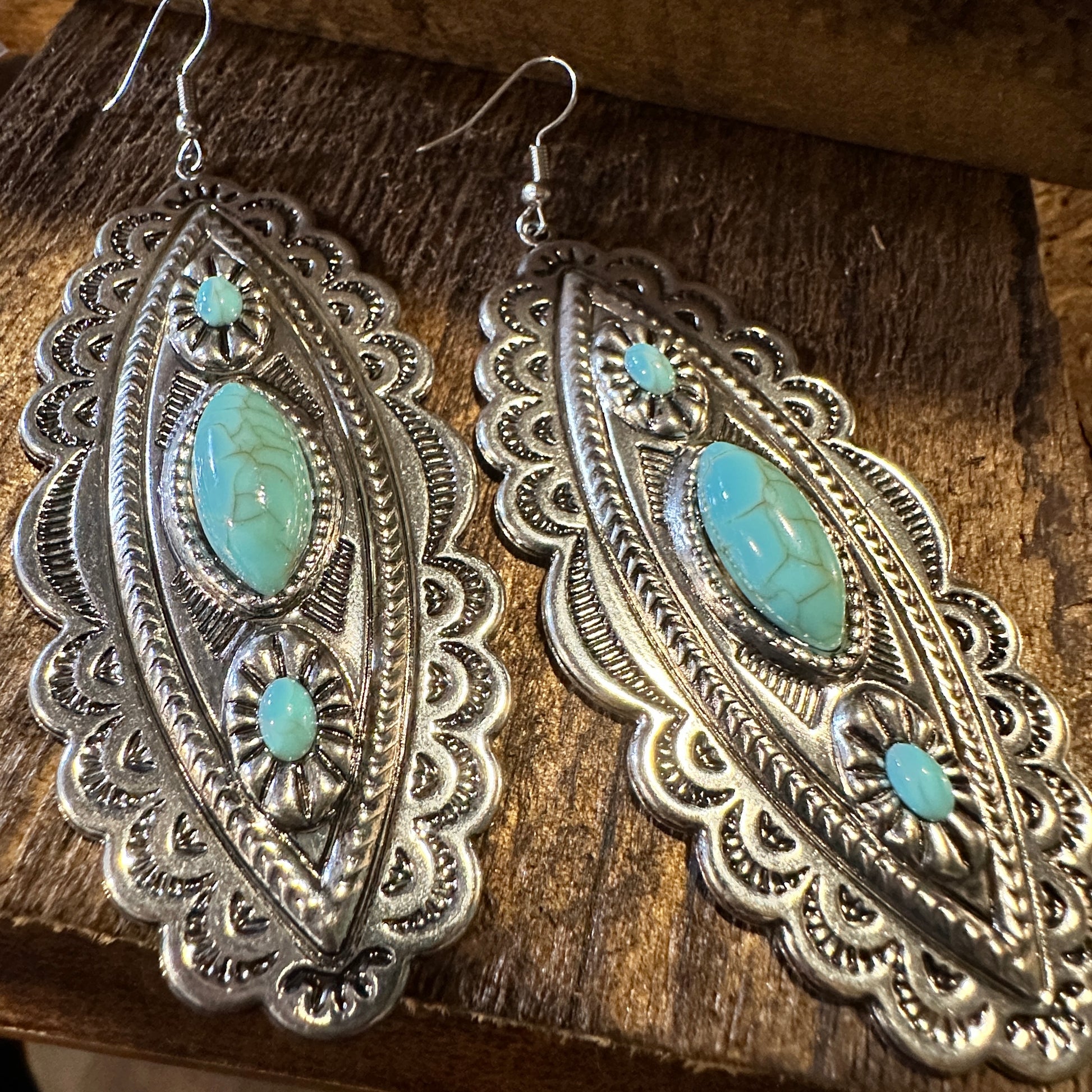 Boho Hippie Vintage Conch Cowgirl Oval Wire Earrings, Silver Plated Turquoise, Gift Box - Silver Elegant