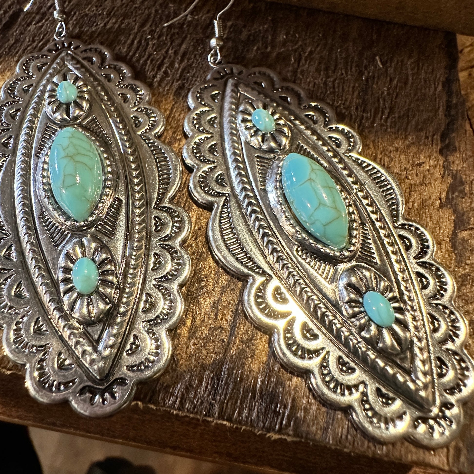 Boho Hippie Vintage Conch Cowgirl Oval Wire Earrings, Silver Plated Turquoise, Gift Box - Silver Elegant