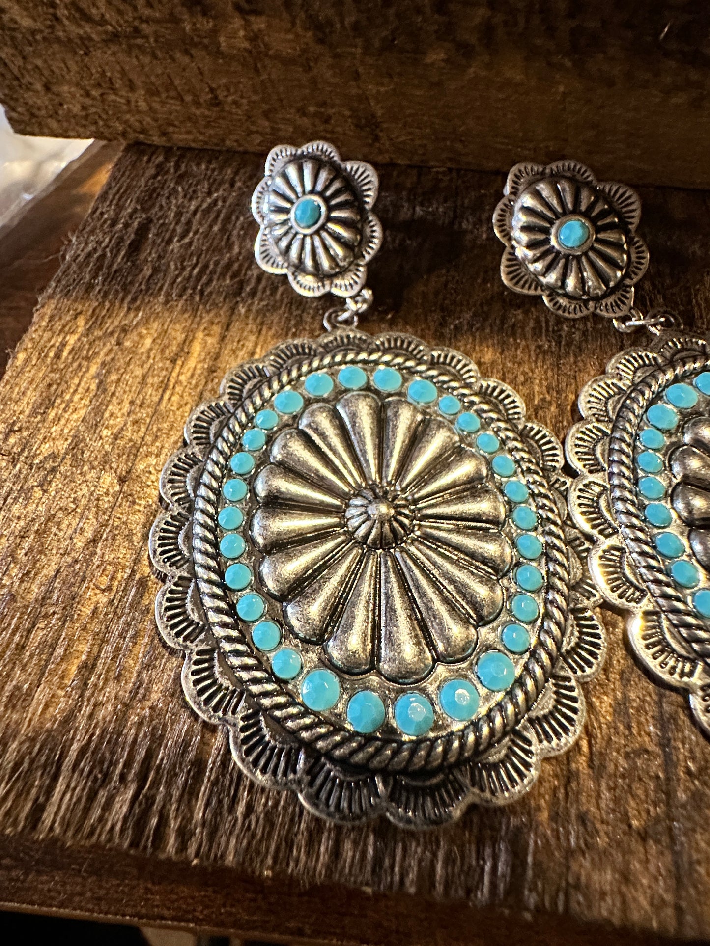 Boho Hippie Vintage Conch Cowgirl Stud Earrings, Silver Plated Turquoise, Gift Box - Silver Elegant