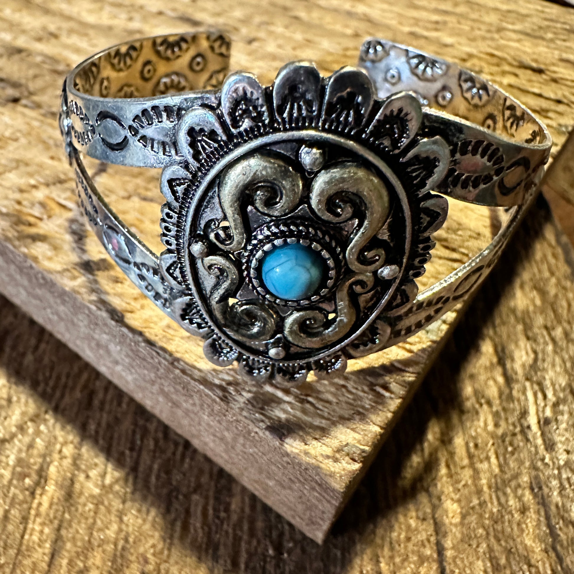 Vintage Southwestern Turquoise Cuff Bracelet for Boho Chic Cowgirls, Gift-Ready Packaging - Silver Elegant