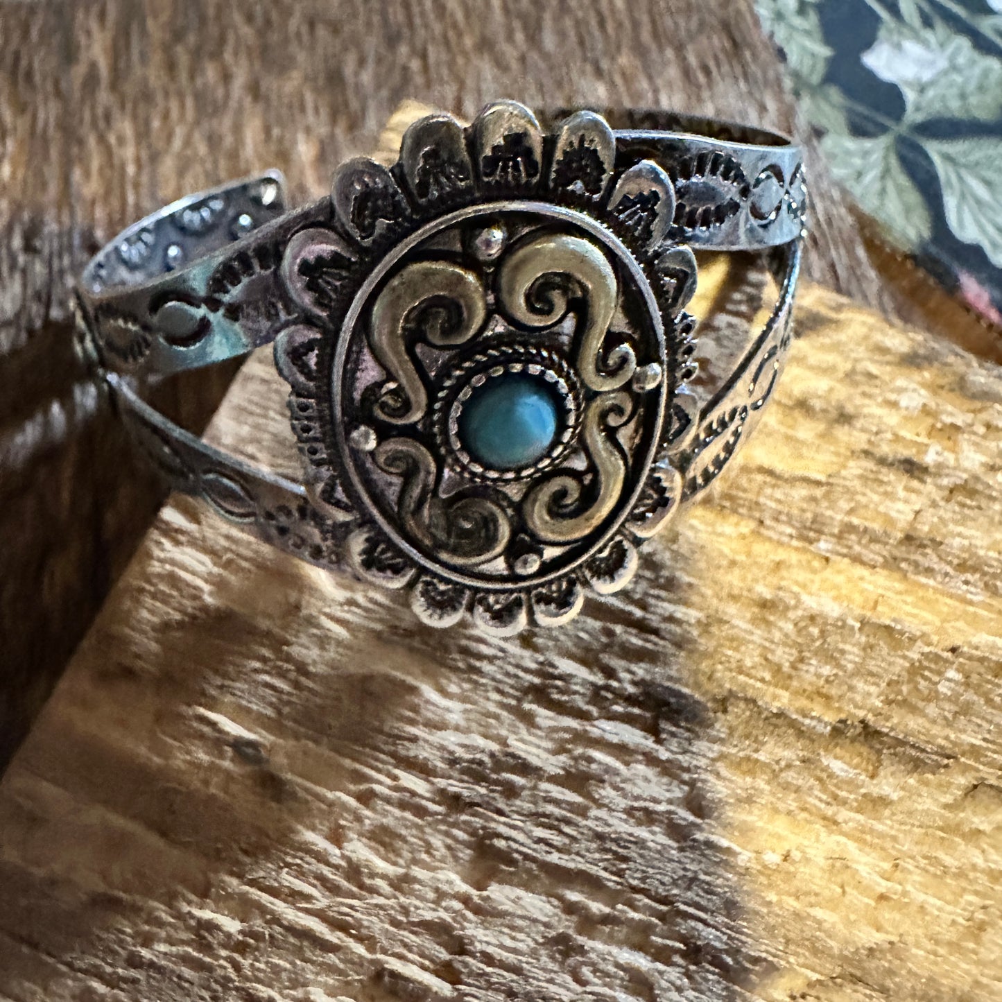 Vintage Southwestern Turquoise Cuff Bracelet for Boho Chic Cowgirls, Gift-Ready Packaging - Silver Elegant