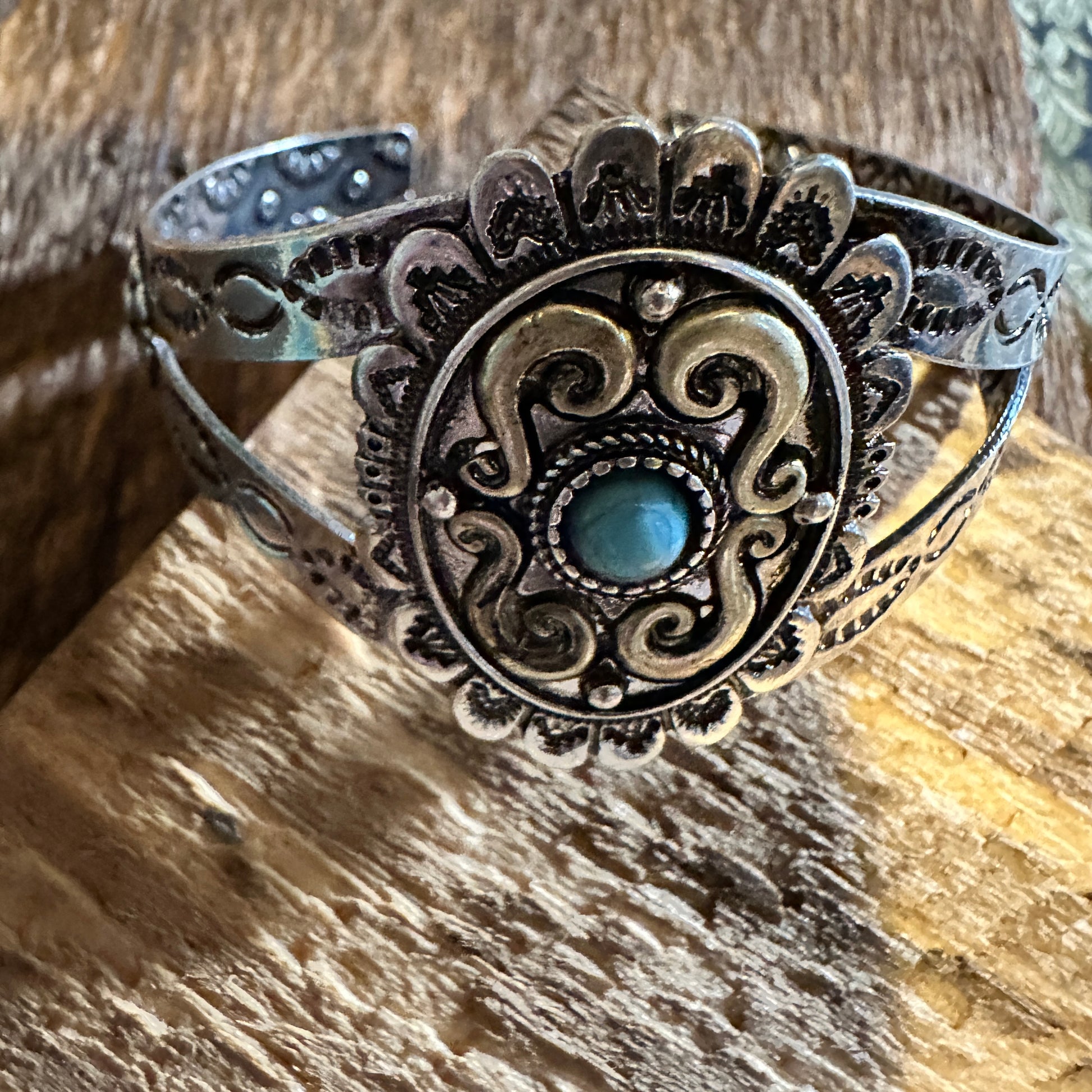 Vintage Southwestern Turquoise Cuff Bracelet for Boho Chic Cowgirls, Gift-Ready Packaging - Silver Elegant