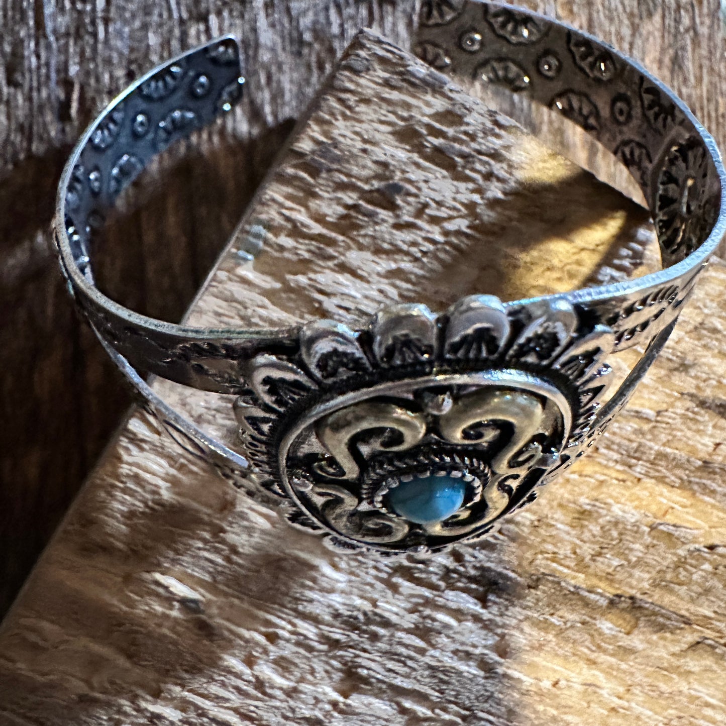 Vintage Southwestern Turquoise Cuff Bracelet for Boho Chic Cowgirls, Gift-Ready Packaging - Silver Elegant