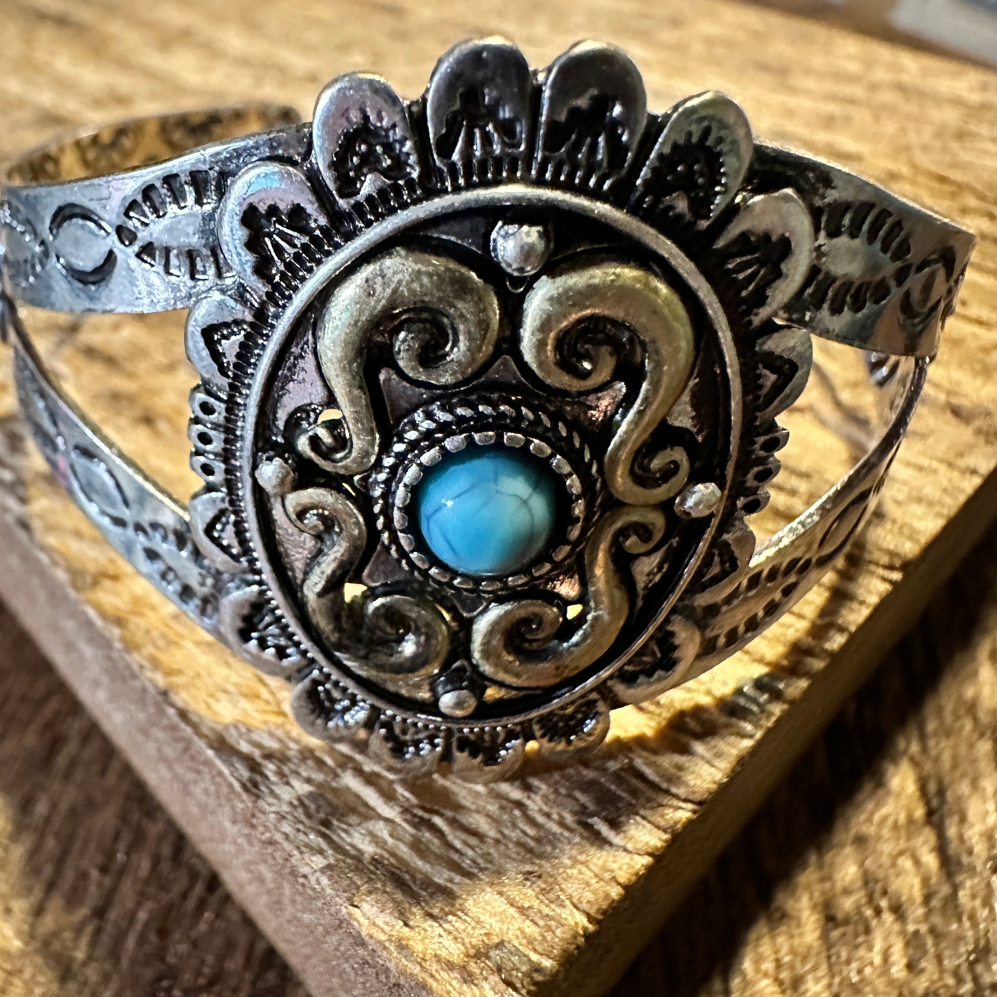 Vintage Southwestern Turquoise Cuff Bracelet for Boho Chic Cowgirls, Gift-Ready Packaging - Silver Elegant