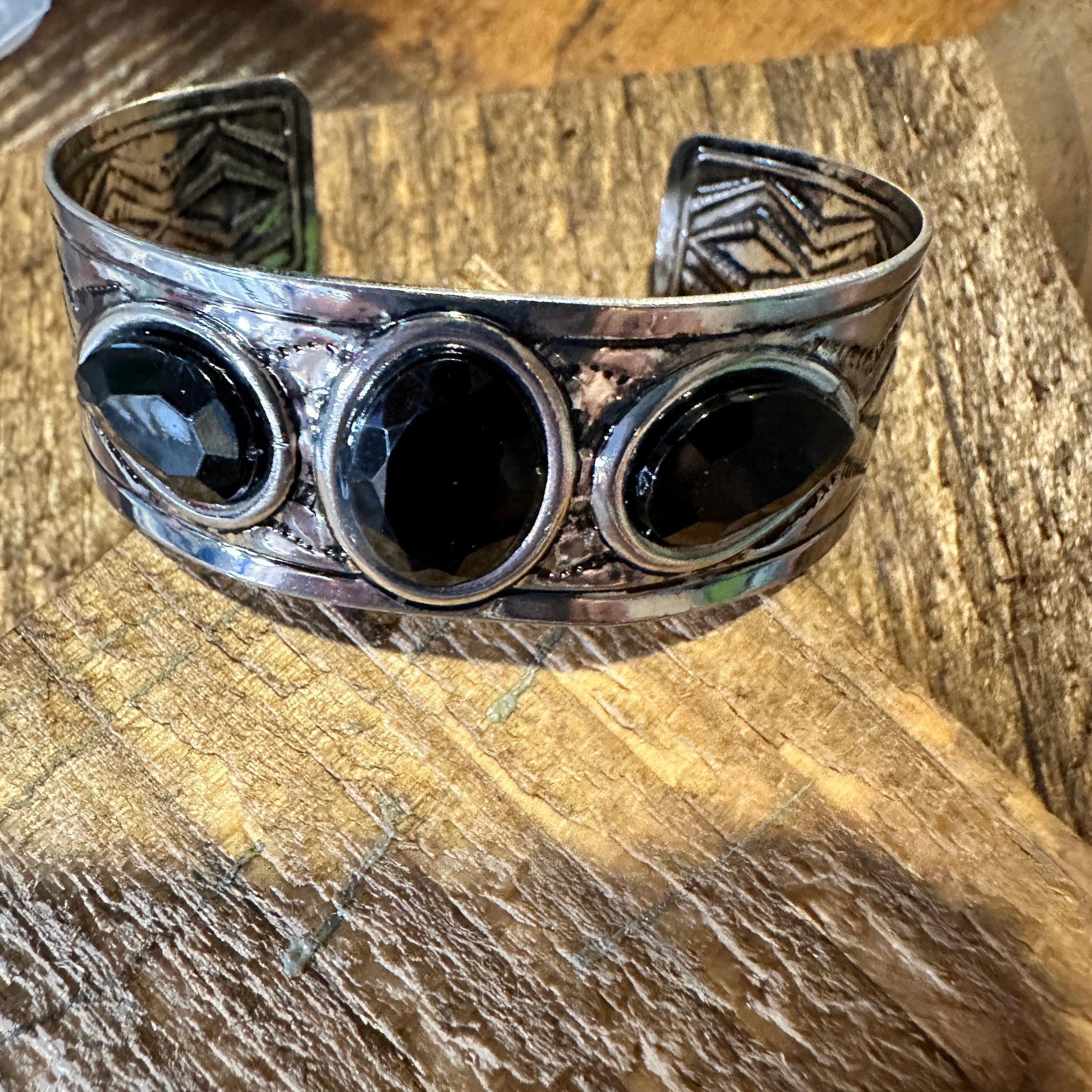 Boho Vintage Chic Southwestern Navajo Open Cuff Bracelet, Black Onyx Stones, Gift Box - Silver Elegant