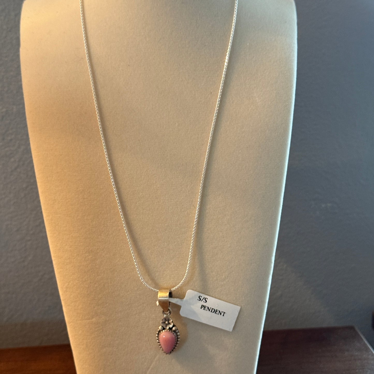 Handcrafted Pink Conch Floral Gemstone Sterling Silver Necklace 18 Inch Chain