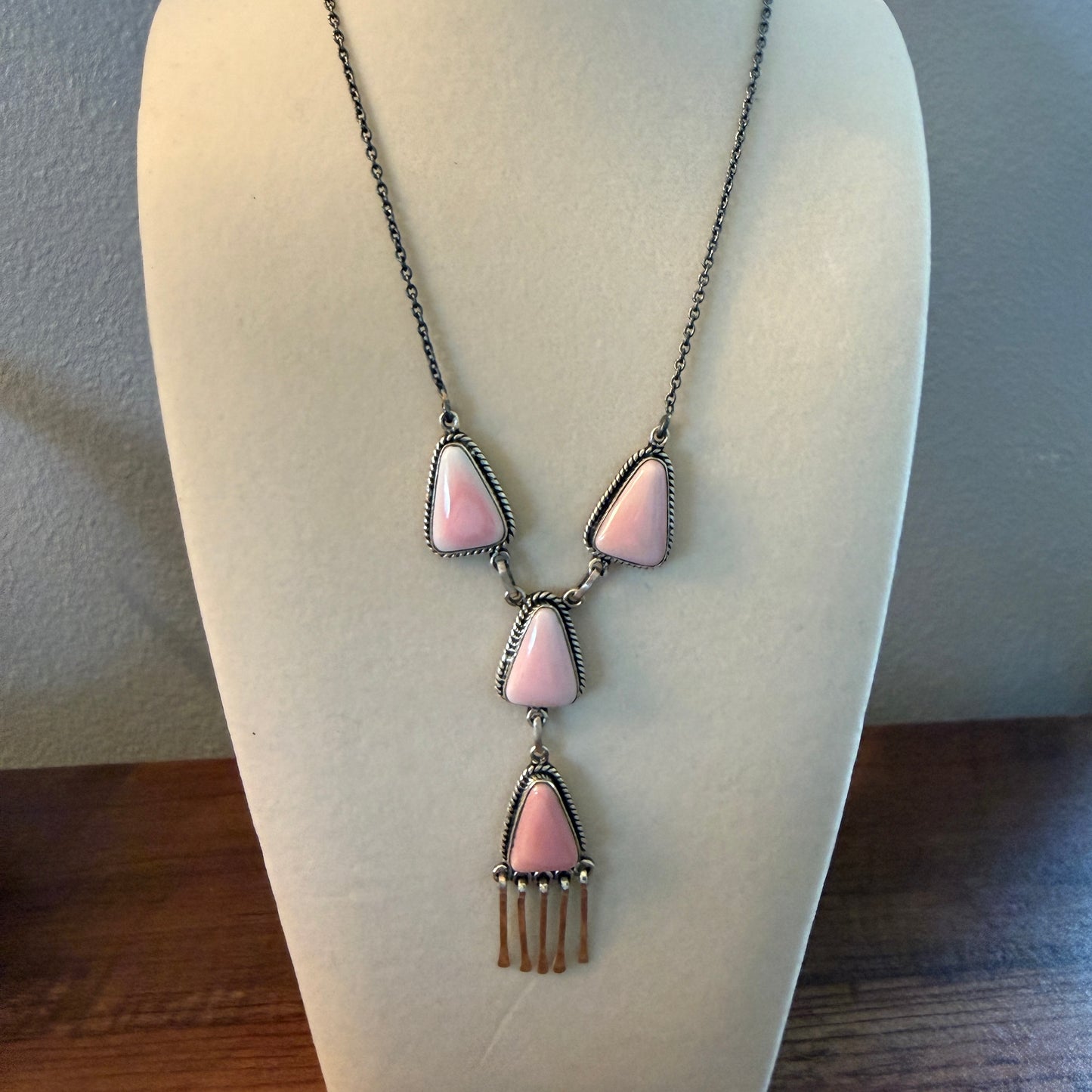 Handcrafted Pink Conch Gemstone Lariat Necklace In Sterling Silver 18 Inch Chain